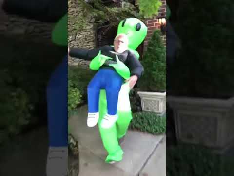 Man Dressed as Green Alien Funnily Runs Outside Screaming For Help - 1071434