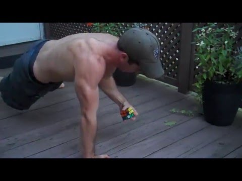 One-handed push ups while solving a Rubik&#039;s Cube in 25sec