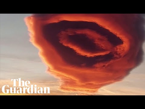 Bizarre UFO-like cloud hovers over Turkey