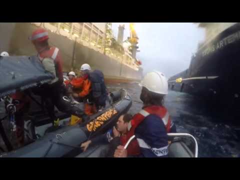 La armada colisiona contra los botes de los activistas de Greenpeace en Canarias