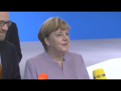 Merkel bekommt die 360-Grad-Kamera erklärt: &quot;Was ist denn das für ein Apparat?&quot;