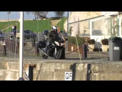Mann versenkt sein Motorrad im Meer - Unfall