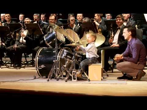 3 years old drummer / Выступление с концертным духовым оркестром