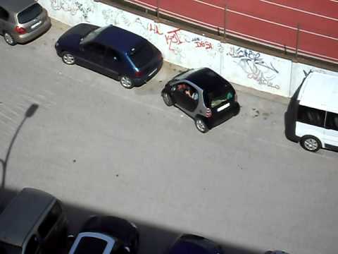 spanish woman is parking her SMART car :-D