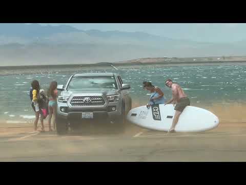 Strong Winds Blow Surfboard Away After Person Desperately Tries to Save it - 1348587