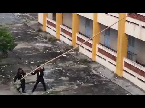 Đặc nhiệm Việt leo nhà 3 tầng bằng một cây tre như Ninja
