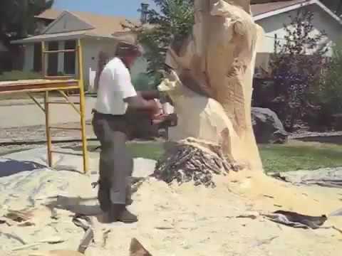 Мужик превратил засохший ствол дерева в удивительную скульптуру