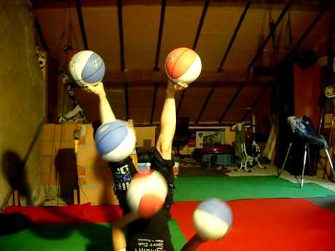 Selyna Bogino doing the 5 balls longest routine ever! XD