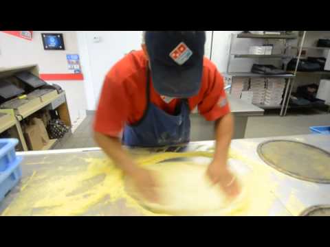 Domino&#039;s guy makes 3 Pizzas in 39 Seconds | Sarasota Herald-Tribune