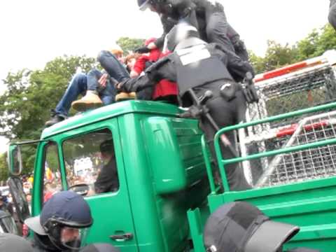 glanzleistungen der polizei bei der schülerdemo gegen s21 am 30.09.2010 mirror: http://i2h.de/a69O9