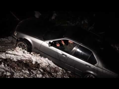 BMW E36 drift crash. Pulling it out of the ditch goes wrong
