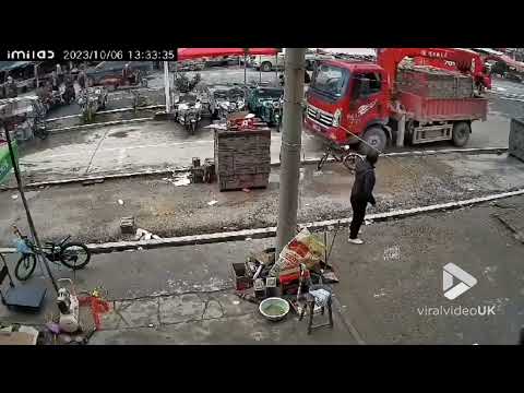 Truck suddenly encounters sink hole || Viral Video UK