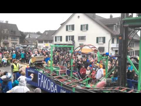 Carnavalswagen met achtbaan en looping in Zwitserland