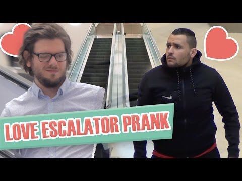 Pranque : coup de foudre entre hommes en escalator / Love escalator prank (G. Guillotin, J. Demayo)
