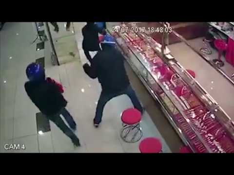 Robbery Foiled by &quot;Stubborn&quot; Display Glasse