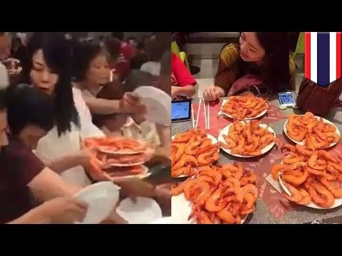 Chinese tourists pig out at buffet in Thailand, criticized as wasteful - TomoNews