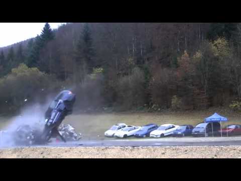 Incredible car crash simulation at 200 km/h